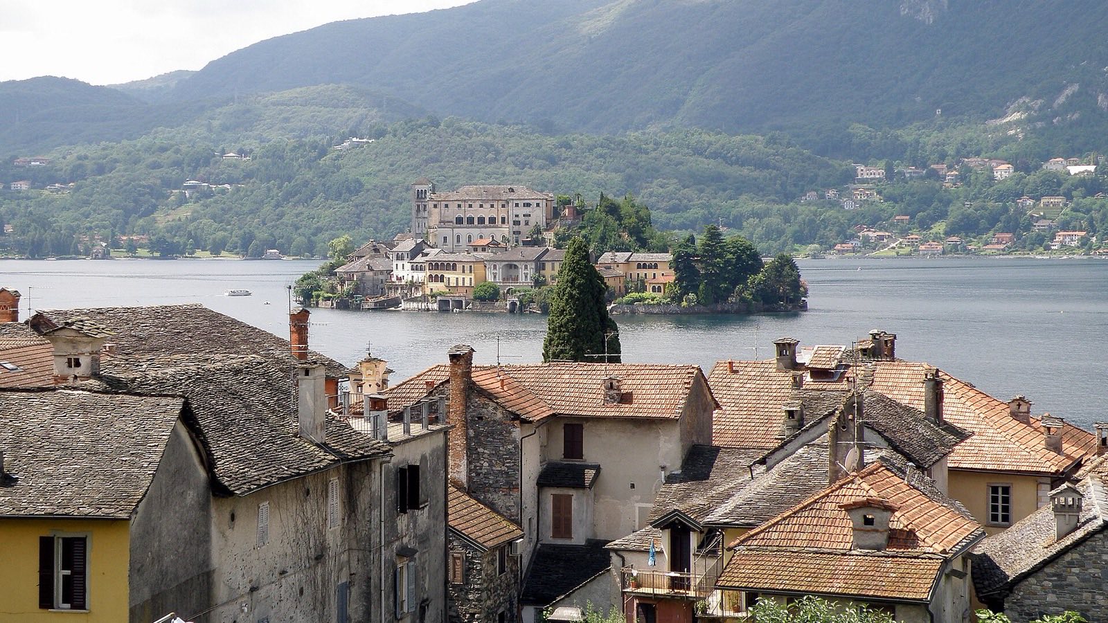 Blick über die Dächer von Orta San Giulio auf die Insel und den Ortasee