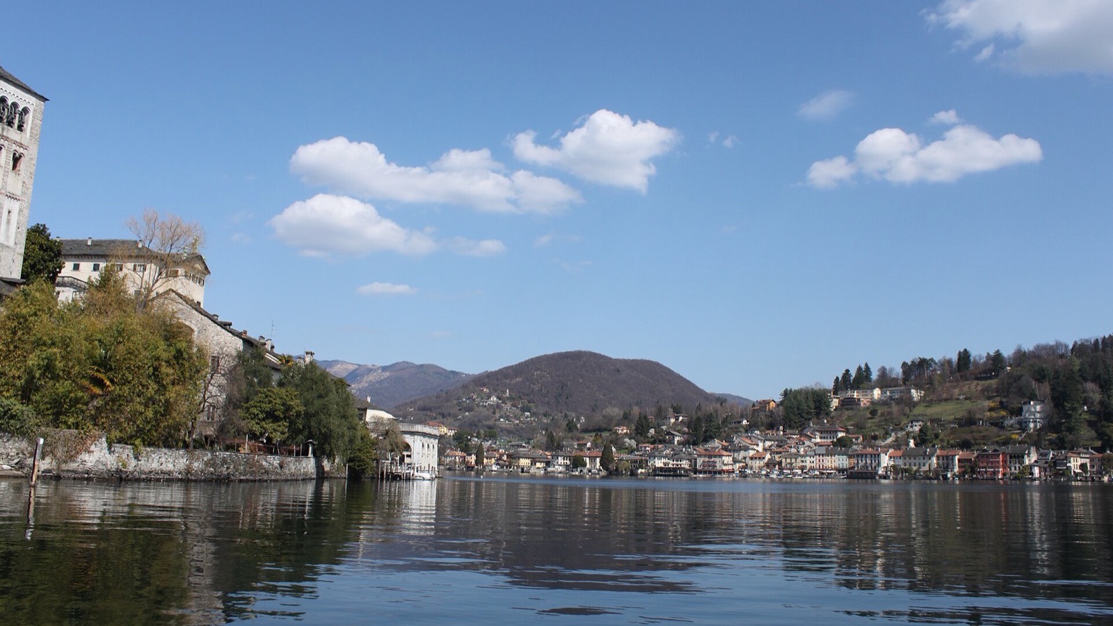 Orta San Giulio vista dall'acqua, con l'isola a sinistra e il paese lungo la riva