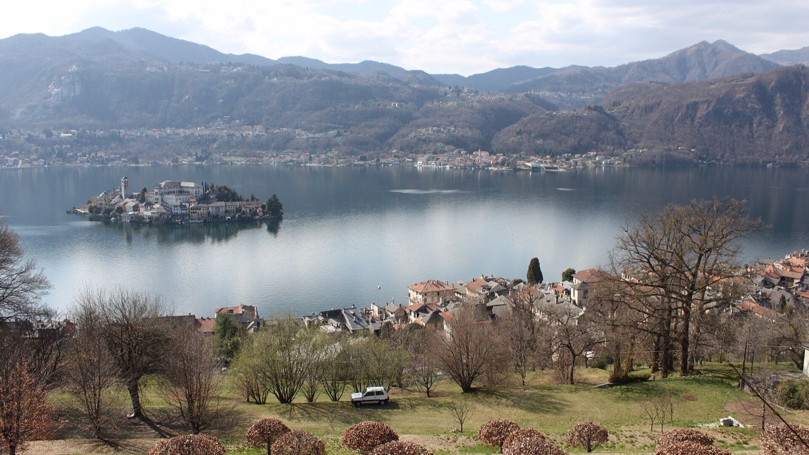 Panorama du lac d'Orta avec l'Isola San Giulio, vu depuis la colline au-dessus d'Orta San Giulio