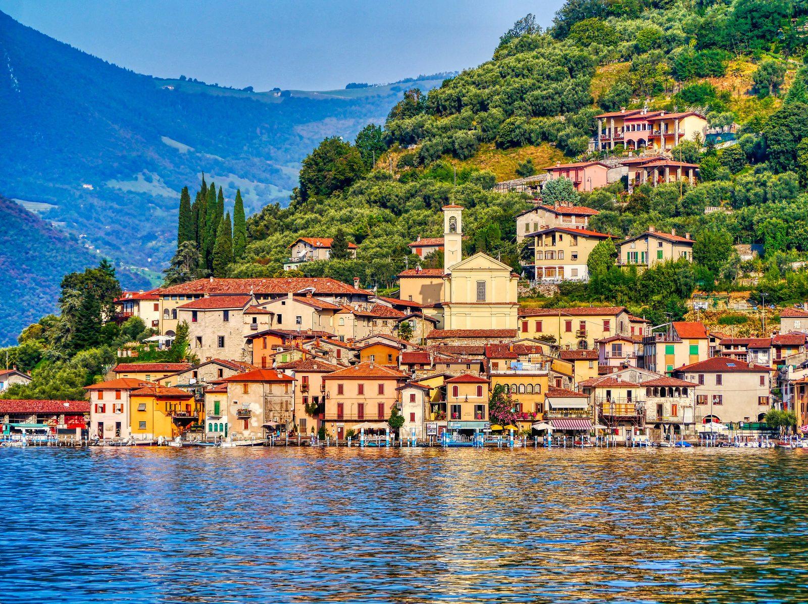 Das Dorf Peschiera Maraglio auf Monte Isola mit seinen bunten Häusern über dem Wasser