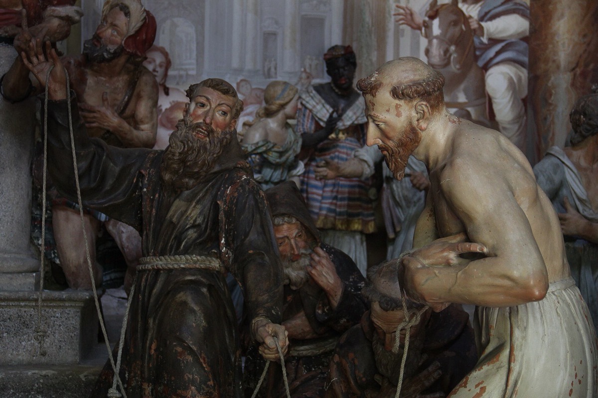 Figures en terre cuite peinte à l'intérieur d'une chapelle du Sacro Monte d'Orta