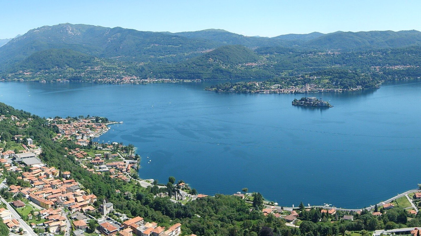 Vista panoramica del Lago d'Orta e dell'Isola San Giulio dall'alto della Madonna del Sasso