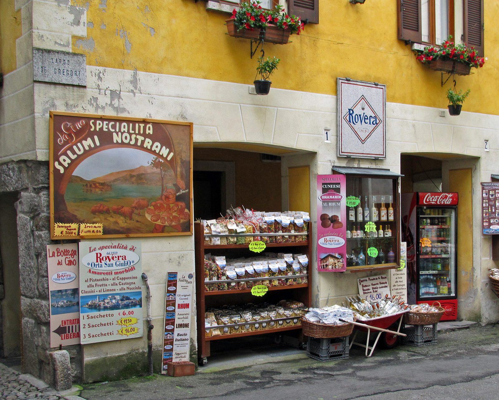 Ein Feinkostladen in der Via Olina in Orta San Giulio mit handgemaltem Schild für hausgemachte Wurstwaren