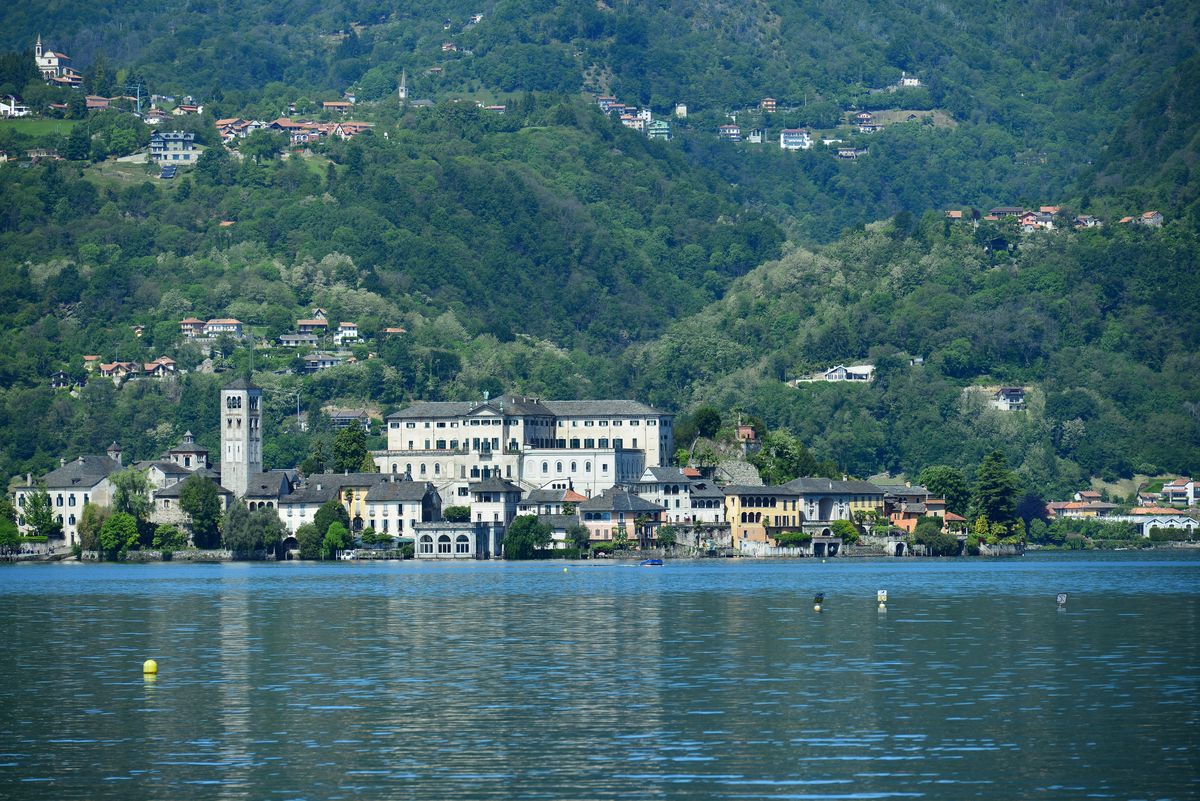 Die Insel San Giulio vom Wasser aus – nur eine kurze Bootsfahrt vom Ufer entfernt.