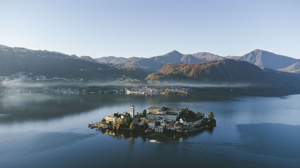 Morgendunst, der sich um die Insel San Giulio hebt.