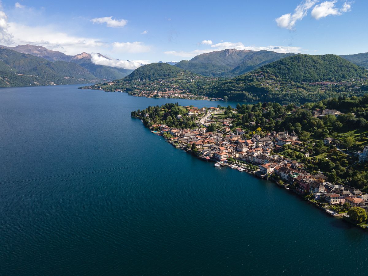 Orta San Giulio sur sa presqu’île, avec les bois du Sacro Monte au-dessus du village.