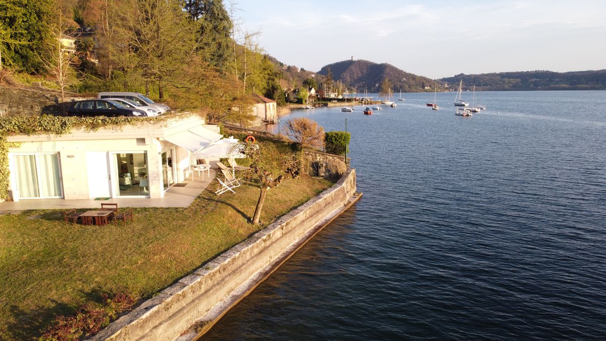 Villa Volpe from the air: the parking terrace on top, the lake a few metres away.